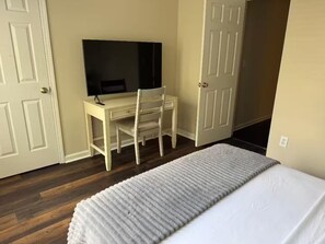 3 habitaciones, tabla de planchar con plancha, wifi y ropa de cama