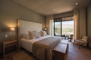 Habitación junior con 1 cama doble o 2 individuales, vistas a la montaña | Ropa de cama de alta calidad, caja fuerte, cortinas opacas