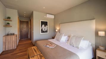 Habitación junior con 1 cama matrimonial o 2 individuales, vista a la montaña | Ropa de cama de alta calidad y caja de seguridad en la habitación