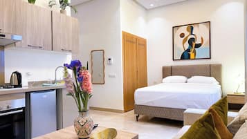 Deluxe Studio, Garden View | Living area