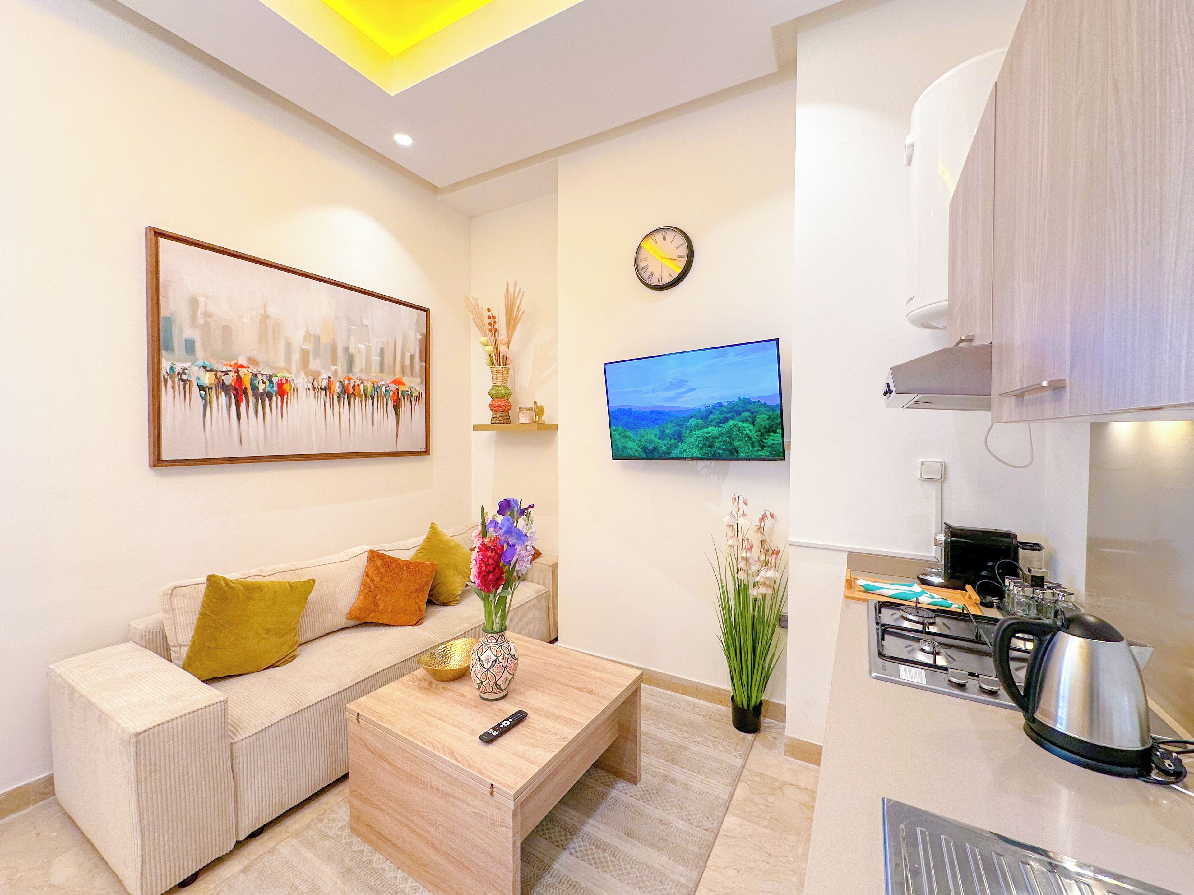 Una sala moderna con un sofá, una mesa de centro y un televisor de pantalla plana.
