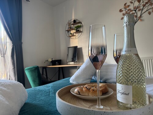 Station View | Family | Parking | WIFI | Sleeps 6