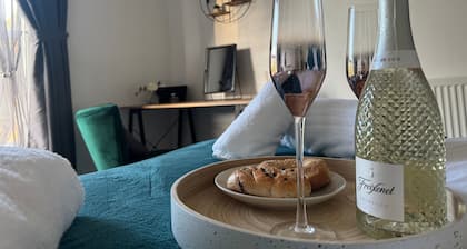 Station View | Family | Parking | WIFI | Sleeps 6