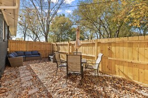 Outdoor dining - Welcome to your getaway just 25 miles north of Nashville. (White House)