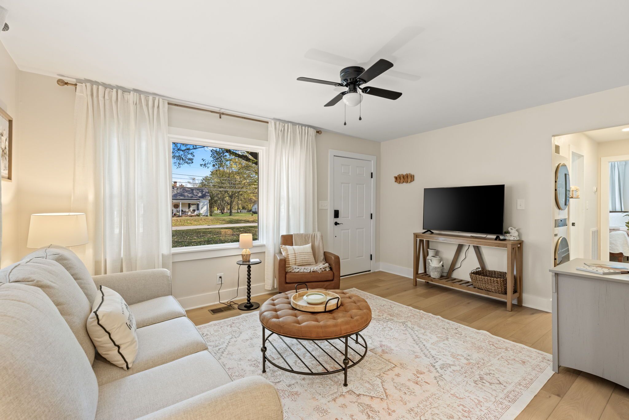 Älytelevisio, kirjoja, työhuone, tulostin