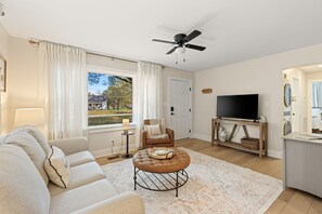 Smart TV, books, offices, printers - Welcome to your getaway just 25 miles north of Nashville. (White House)