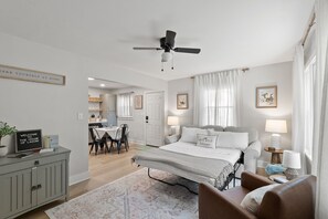 2 bedrooms, desk, iron/ironing board, WiFi - Welcome to your getaway just 25 miles north of Nashville. (White House)