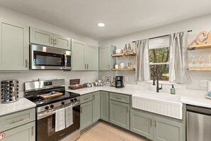 Fridge, microwave, oven, stovetop - Welcome to your getaway just 25 miles north of Nashville. (White House)