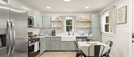 Jääkaappi, mikroaaltouuni, uuni, liesi