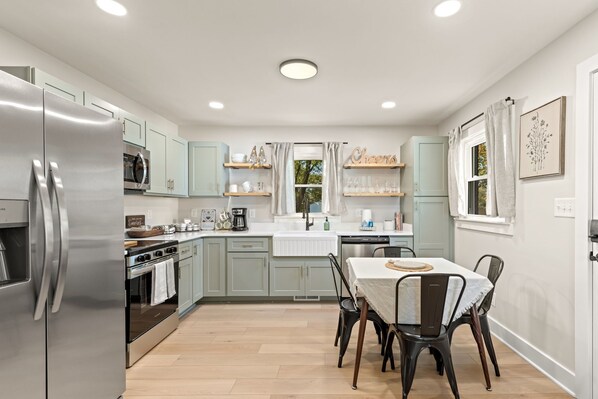 Fridge, microwave, oven, stovetop - Welcome to your getaway just 25 miles north of Nashville. (White House)