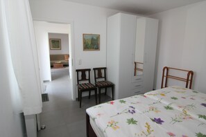 Tabla de planchar con plancha, wifi y ropa de cama