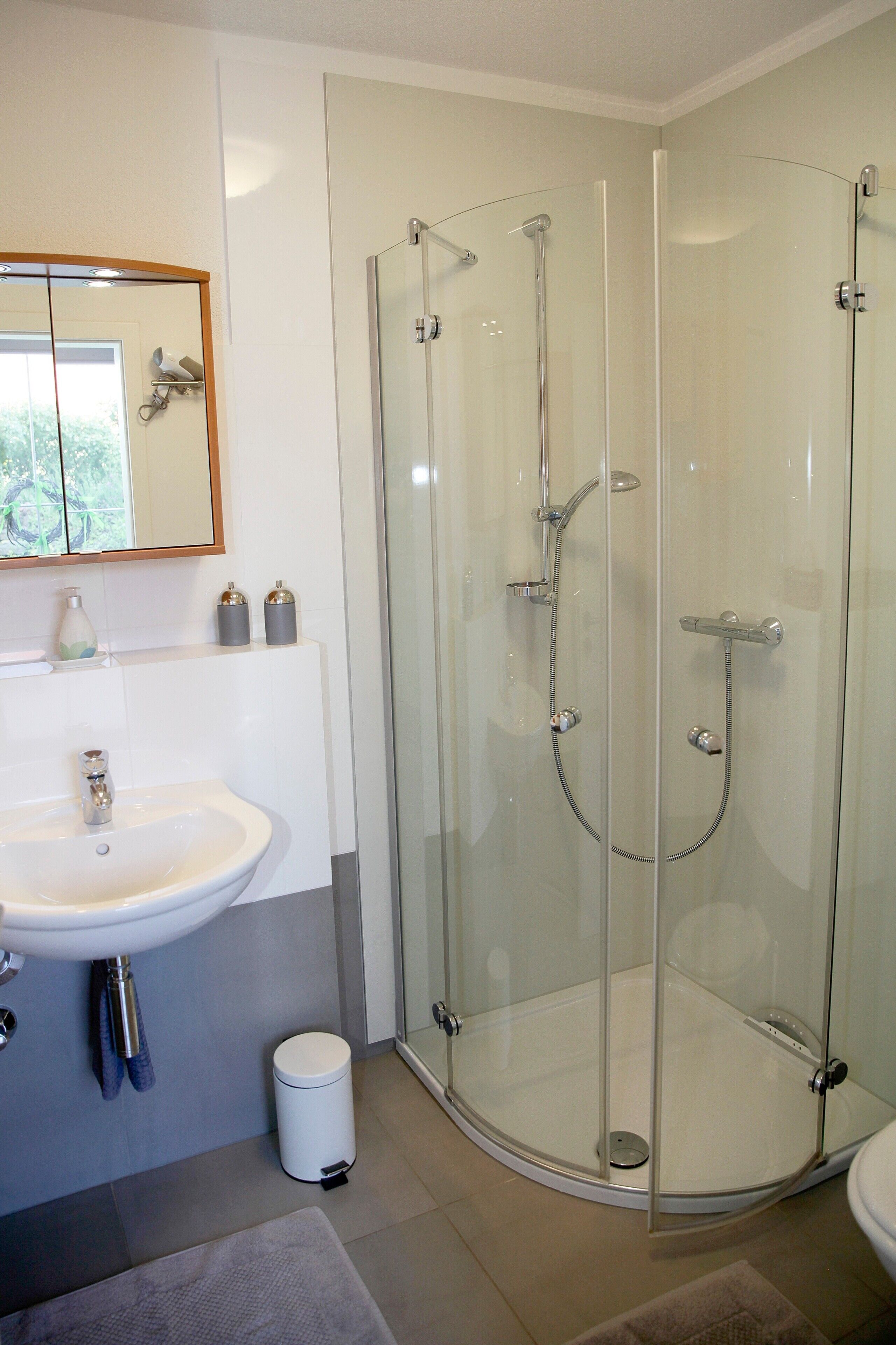 Dusche, kostenlose Toilettenartikel, Haartrockner, Handtücher