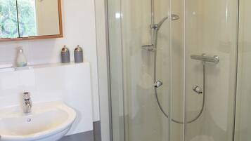 Dusche, kostenlose Toilettenartikel, Haartrockner, Handtücher