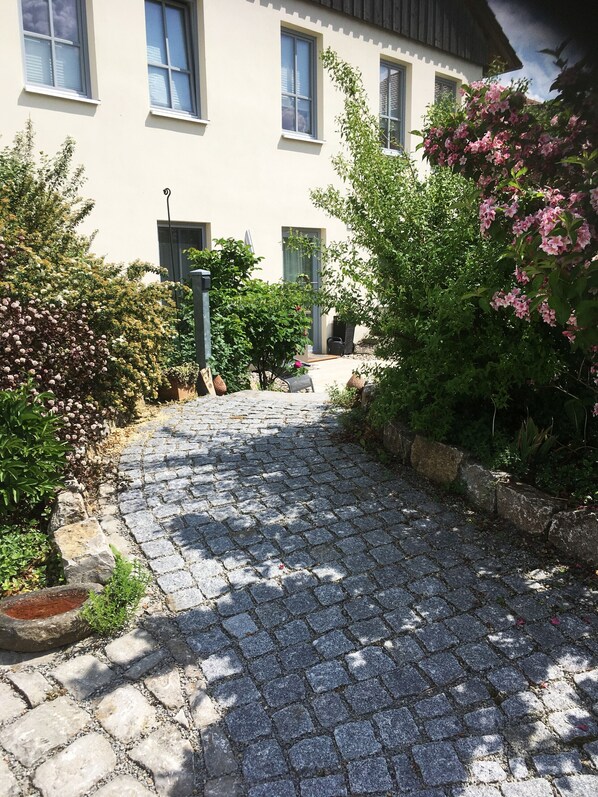 Property grounds - "im Schiller" - Holiday Apartment in the Vineyards (Wiesenbronn)