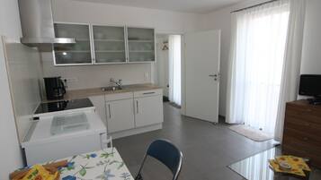 Cafetera y tetera, refrigerador, microondas y horno