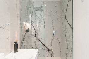 Douche, sèche-cheveux, serviettes fournies, savon