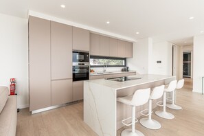 Four à micro-ondes, un four, surface de cuisson, lave-vaisselle