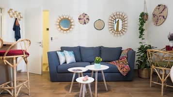 Apartament, vistes a la ciutat | Sala d'estar | Televisor intel·ligent de 55 polzades amb canals digitals