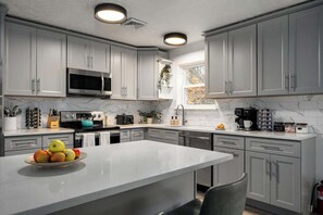 Kylskåp, mikrovågsugn, ugn och spishäll