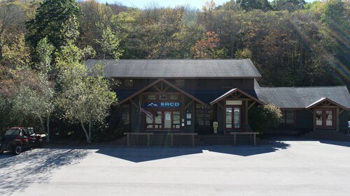 Base Mountain Studio with Winter Shuttle to/from Snowshoe Village