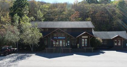 Base Mountain Studio with Winter Shuttle to/from Snowshoe Village