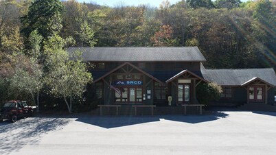 Base Mountain Studio with Winter Shuttle to/from Snowshoe Village