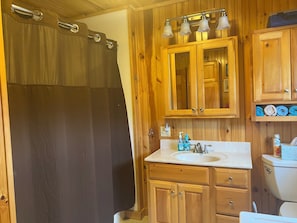 Sèche-cheveux, serviettes fournies, savon, papier toilette