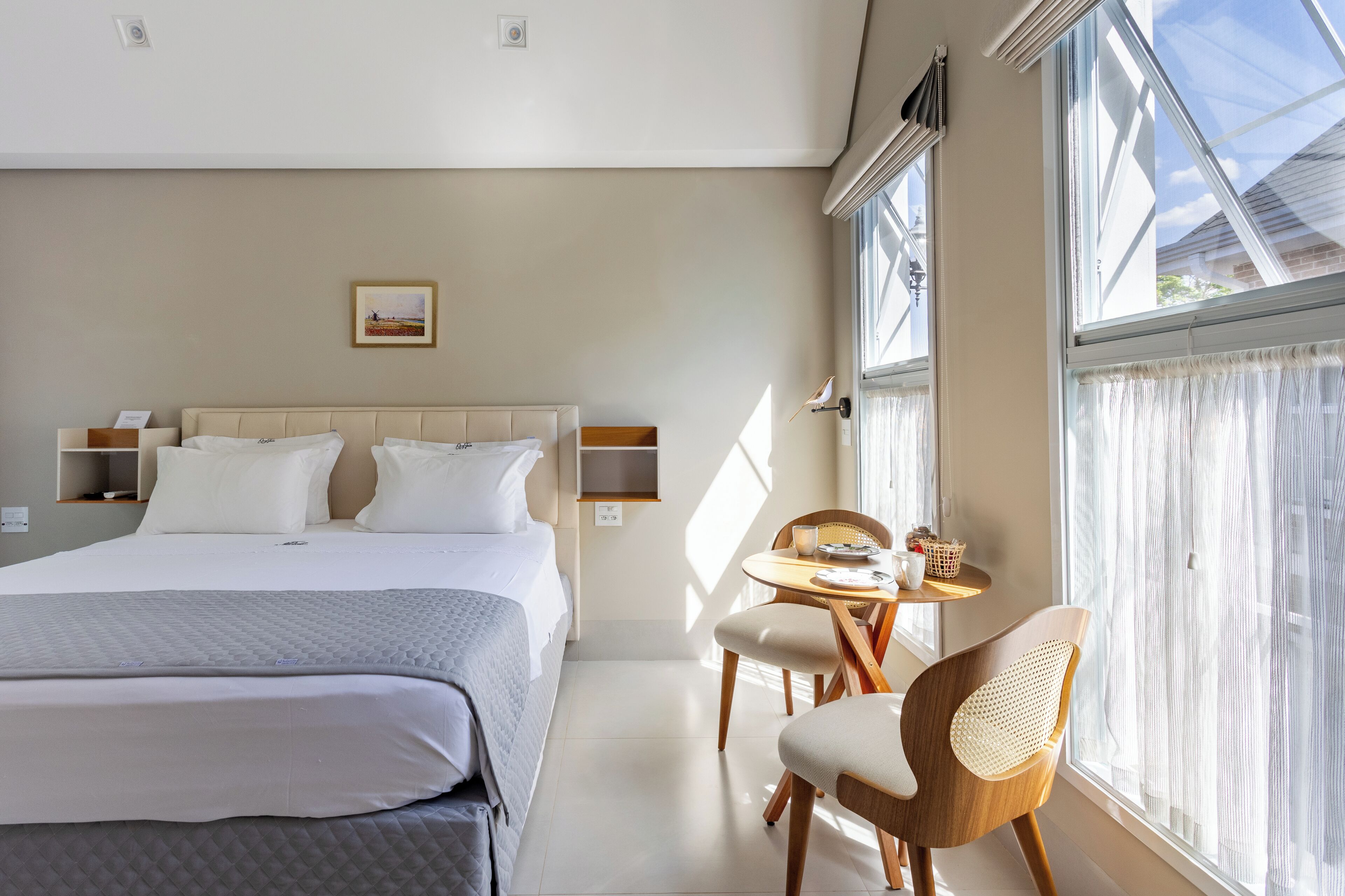 Quarto conforto, 1 quarto, ar-condicionado, vista para o jardim | Roupas de cama premium, camas Select Comfort, individualmente decorados