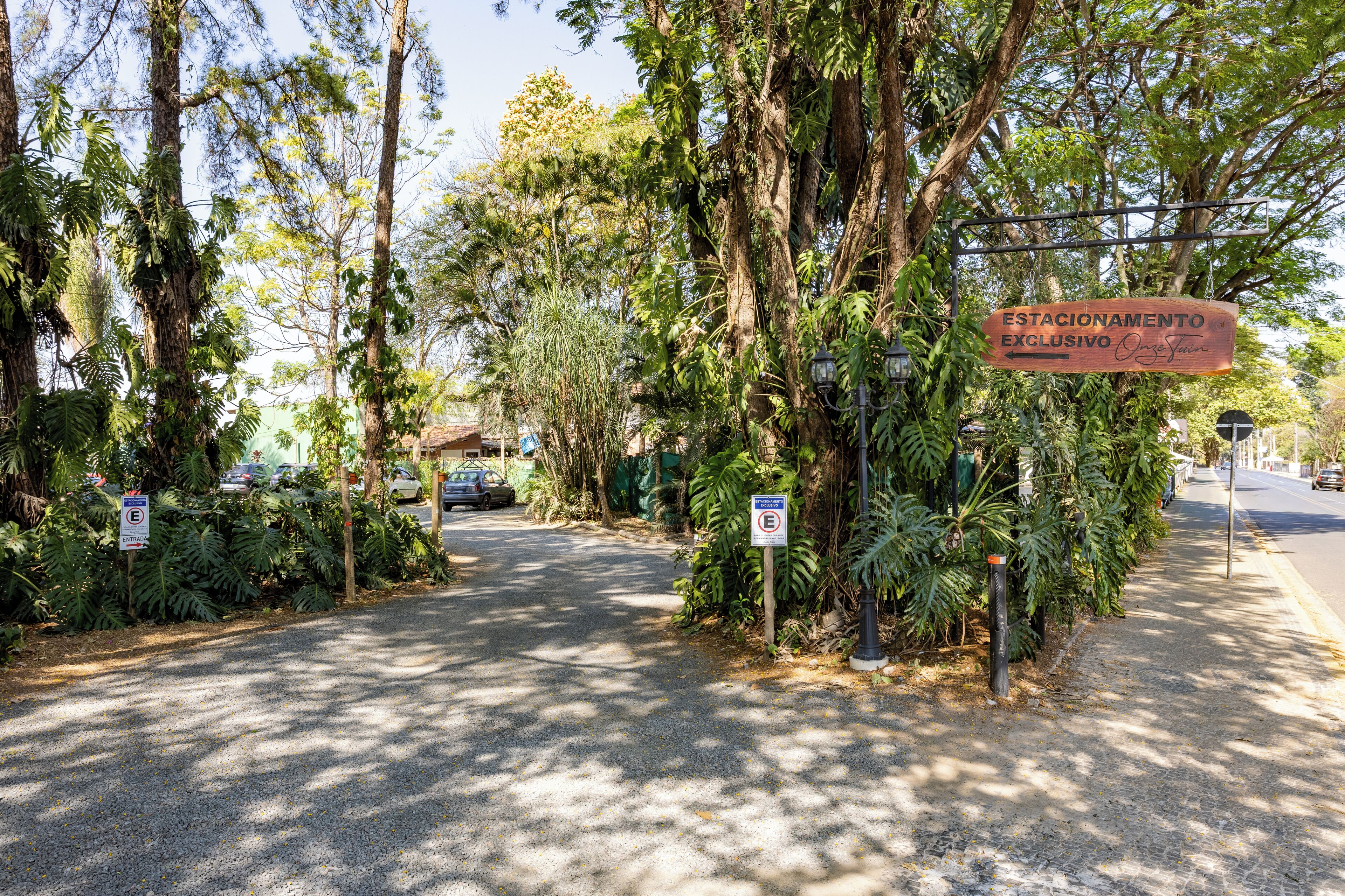 A pathway leading to a building with a sign reading "Estacionamento Exclusivo."