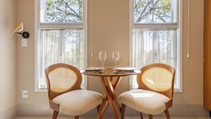 Suite | Oppholdsområde | En 42-tommers smart-TV med kabel-kanaler
