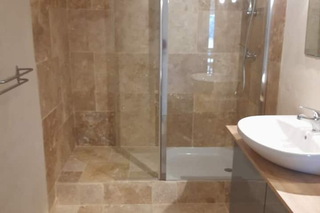 Haartrockner, Handtücher, Seife, Toilettenpapier