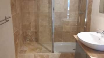 Haartrockner, HandtĂŒcher, Seife, Toilettenpapier