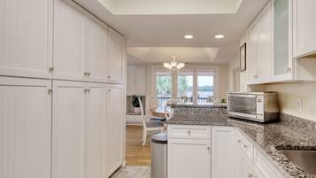 ثلاجة، ميكروويف، فرن، موقد طهي مسطح