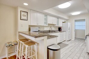 ثلاجة، ميكروويف، فرن، موقد طهي مسطح