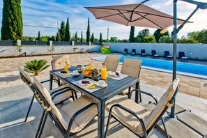 Outdoor dining - Villa LeChalet Island Hvar (Bogomolje)