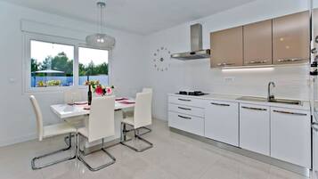 Køleskab, ovn, opvaskemaskine, kaffe-/temaskine