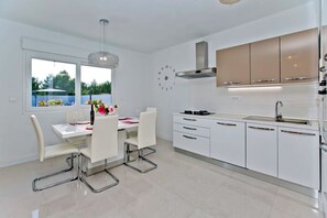 Køleskab, ovn, opvaskemaskine, kaffe-/temaskine