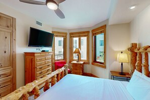 3 bedrooms, iron/ironing board, internet, bed sheets