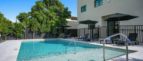 Piscine extérieure, chaises longues