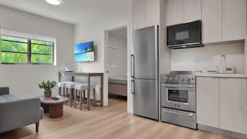 Apartamento superior, 2 quartos | Cozinha privada | Micro-ondas, cooktop, talheres/pratos/utensílios de cozinha