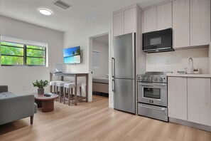 Superior-huoneisto, 2 makuuhuonetta | Yksityinen keittiö | Mikroaaltouuni, liesi, keittoastiat/astiat/ruokailuvälineet