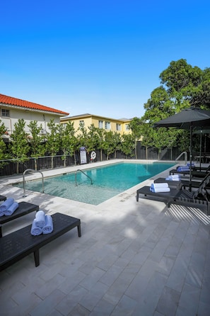 Piscine extérieure, chaises longues