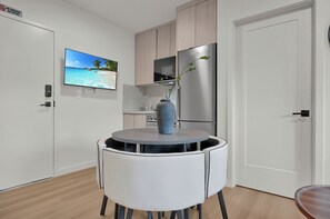 Căn hộ Superior, 2 phòng ngủ | Khu phòng khách | Smart TV 43-inch có truyền hình kỹ thuật số, Netflix, dịch vụ stream 