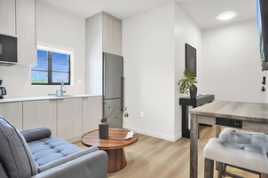 Superior-íbúð - 2 svefnherbergi | Stofa | 43-tommu snjallsjónvarp með stafrænum rásum, Netflix.