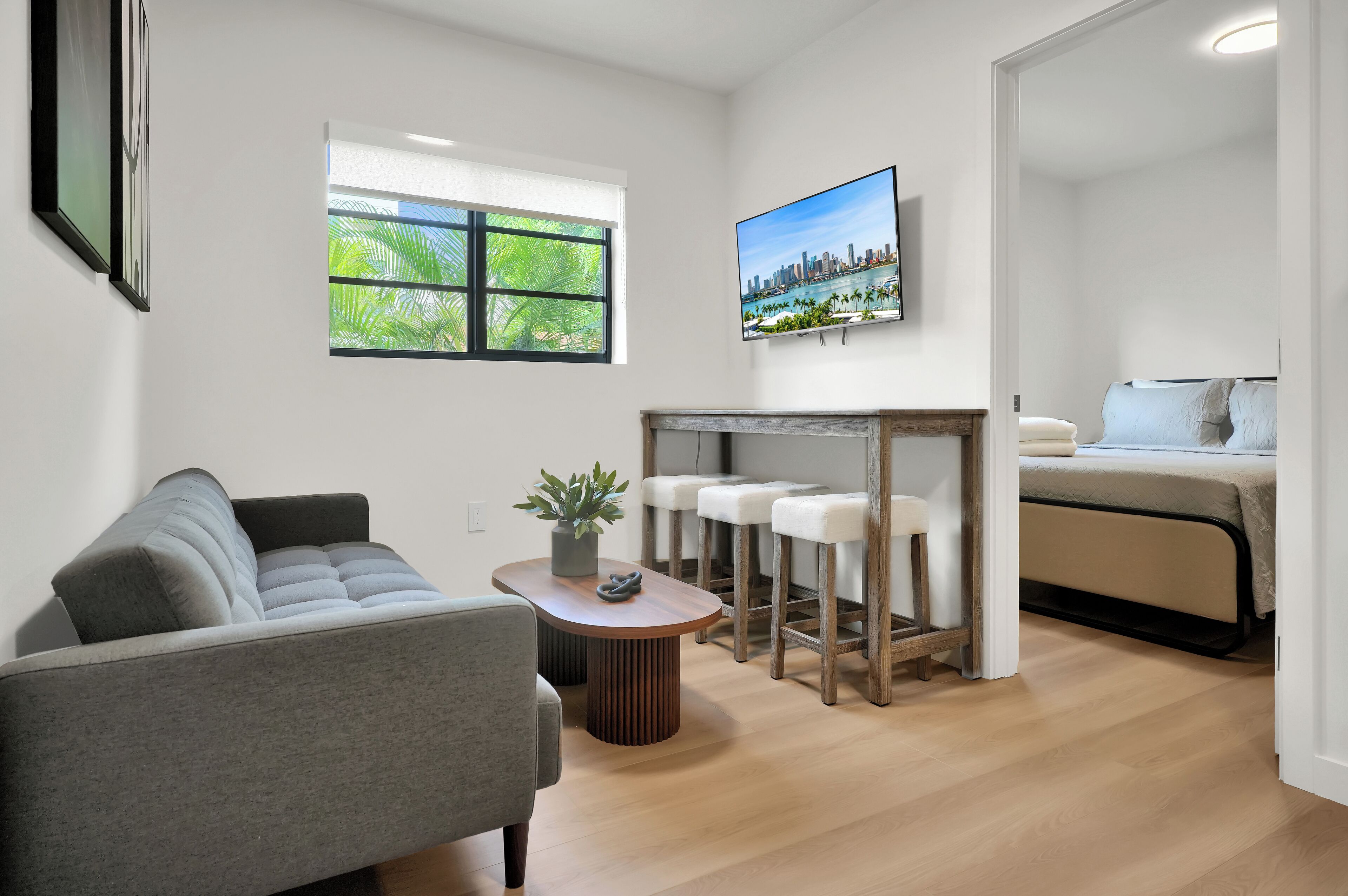 Superior-Apartment, 2 Schlafzimmer | Wohnbereich | 43-Zoll-Smart-TV mit Digitalempfang, Netflix, Streaming-Dienste