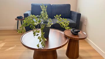 Superior-Apartment, 2 Schlafzimmer | Wohnbereich | 43-Zoll-Smart-TV mit Digitalempfang, Netflix, Streaming-Dienste