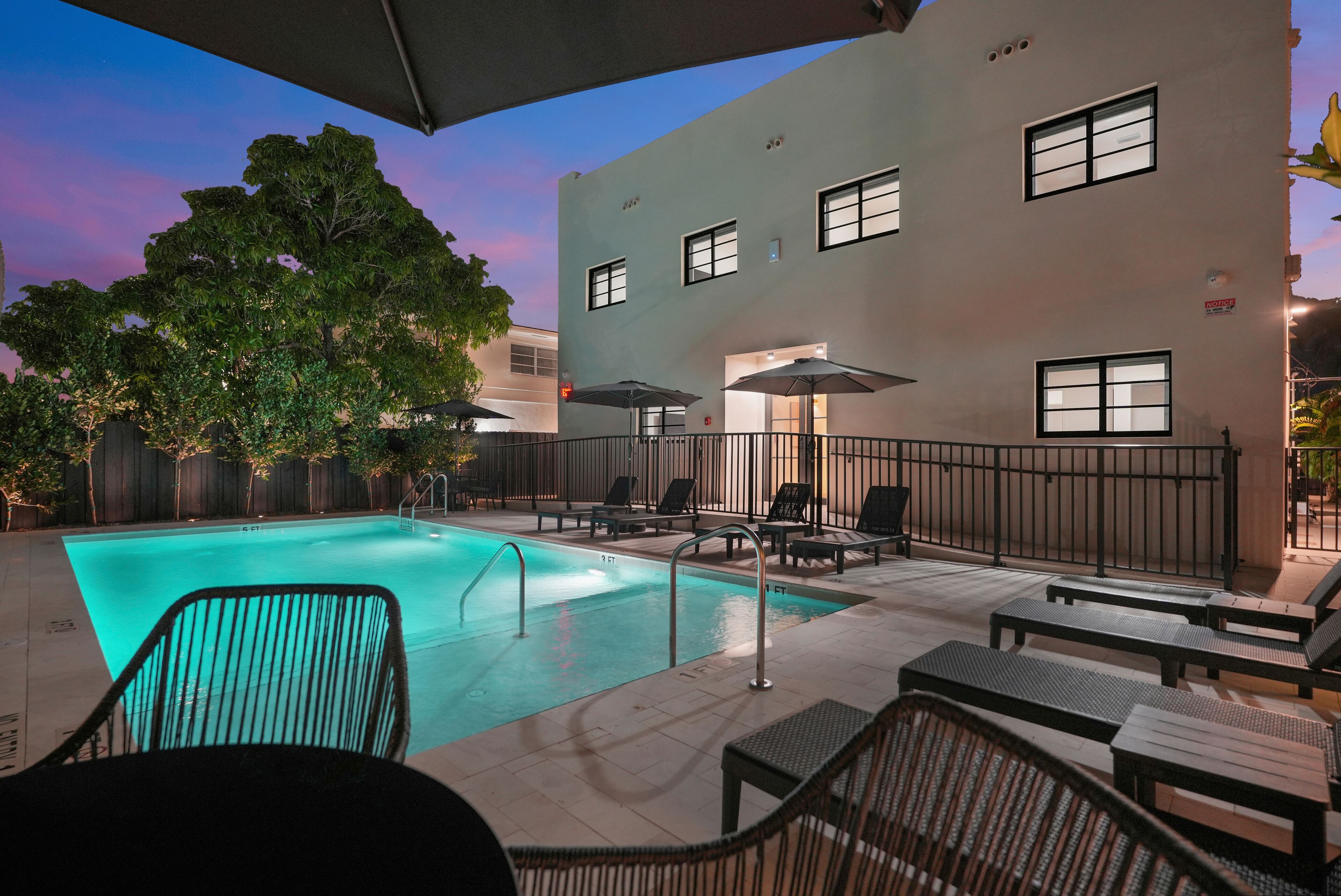 室外游泳池，日光浴躺椅