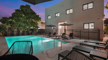 Ulkouima-allas, aurinkotuoleja