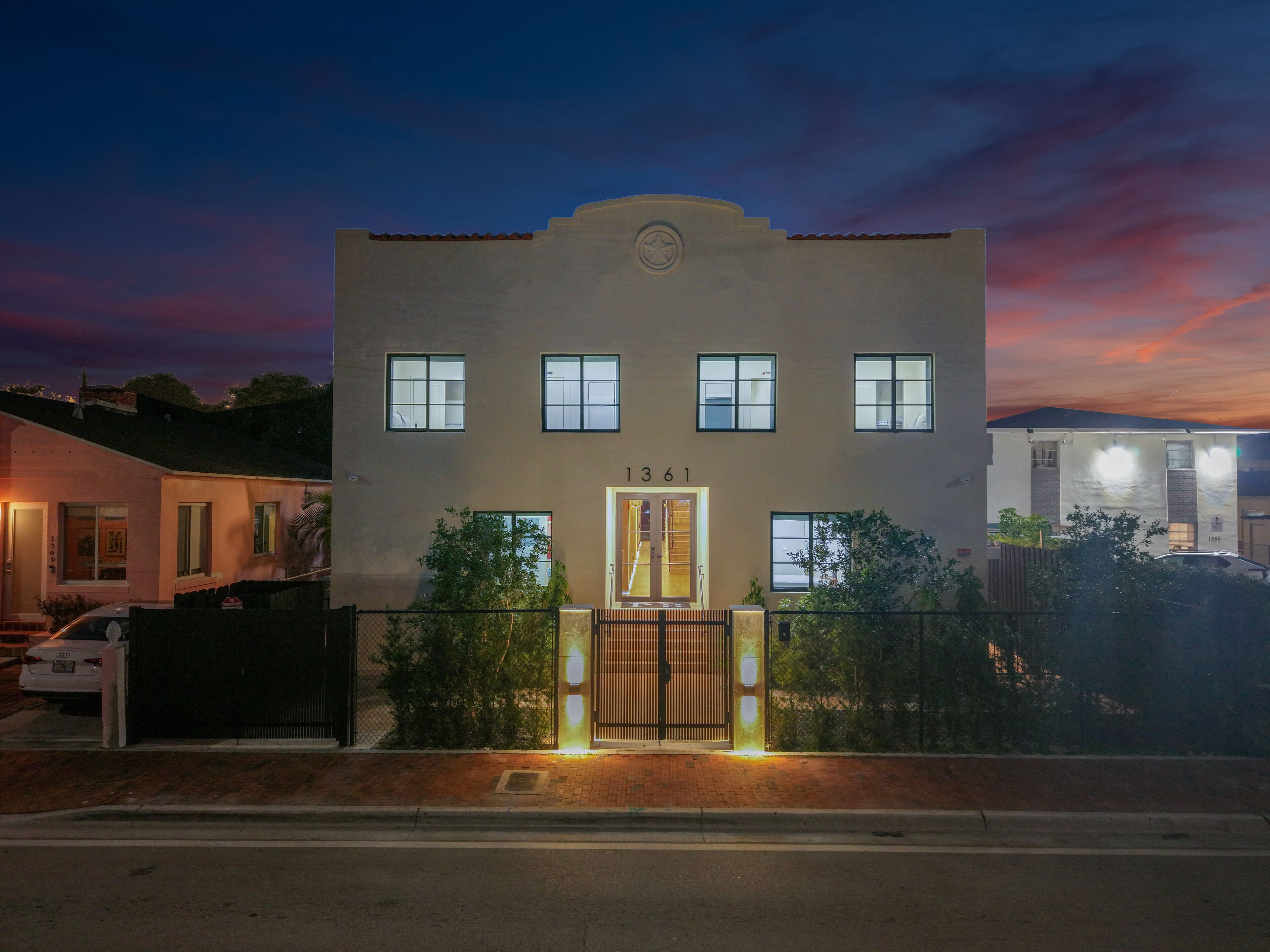 Fassade der Unterkunft – Abend/Nacht