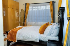 Een strijkplank/strijkijzer, wifi, beddengoed